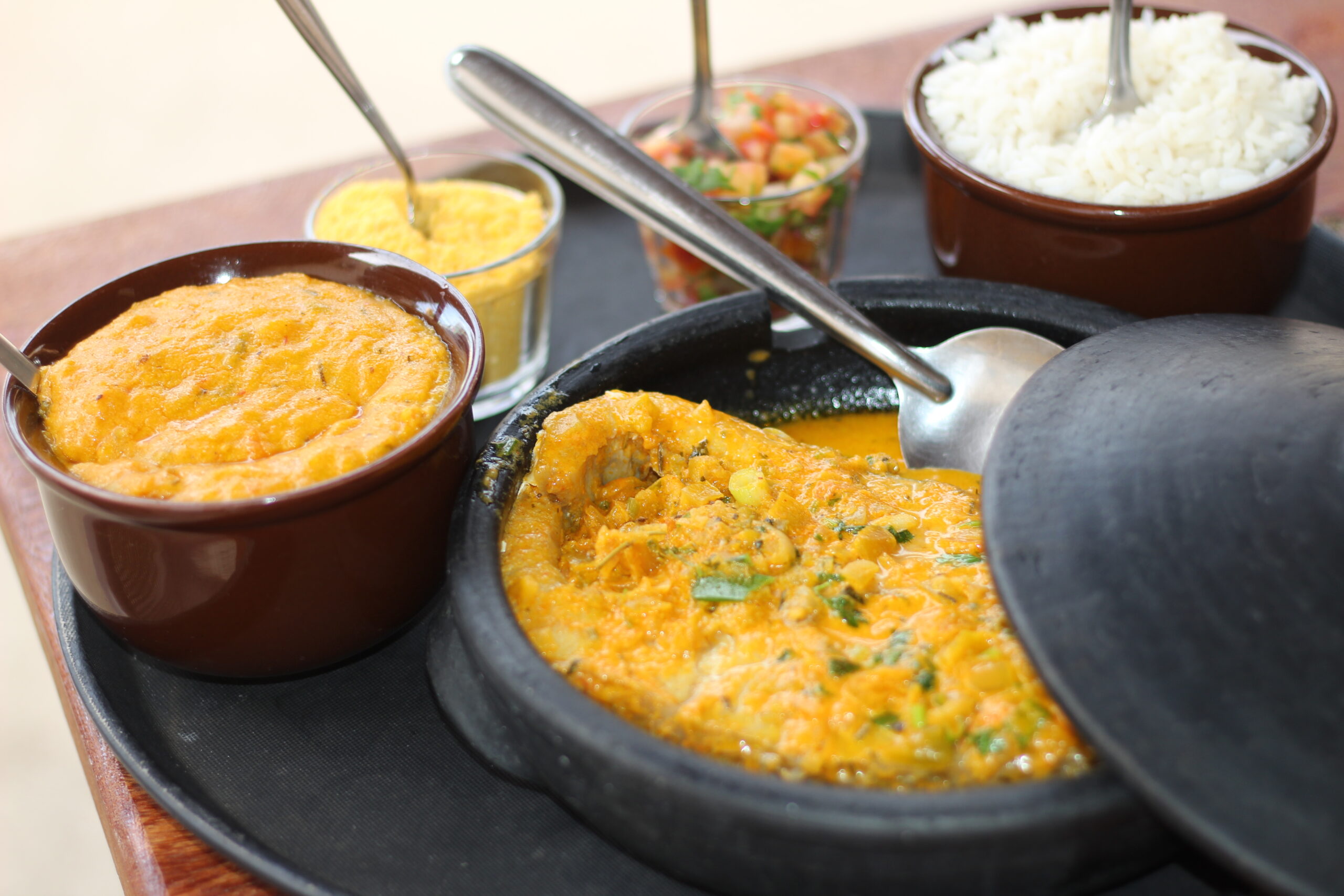 Moqueca de peixe com pirão e arroz